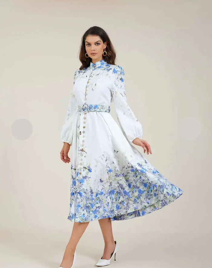 Vestido Amélia – Elegância Intemporal em Azul Floral com Gola Alta