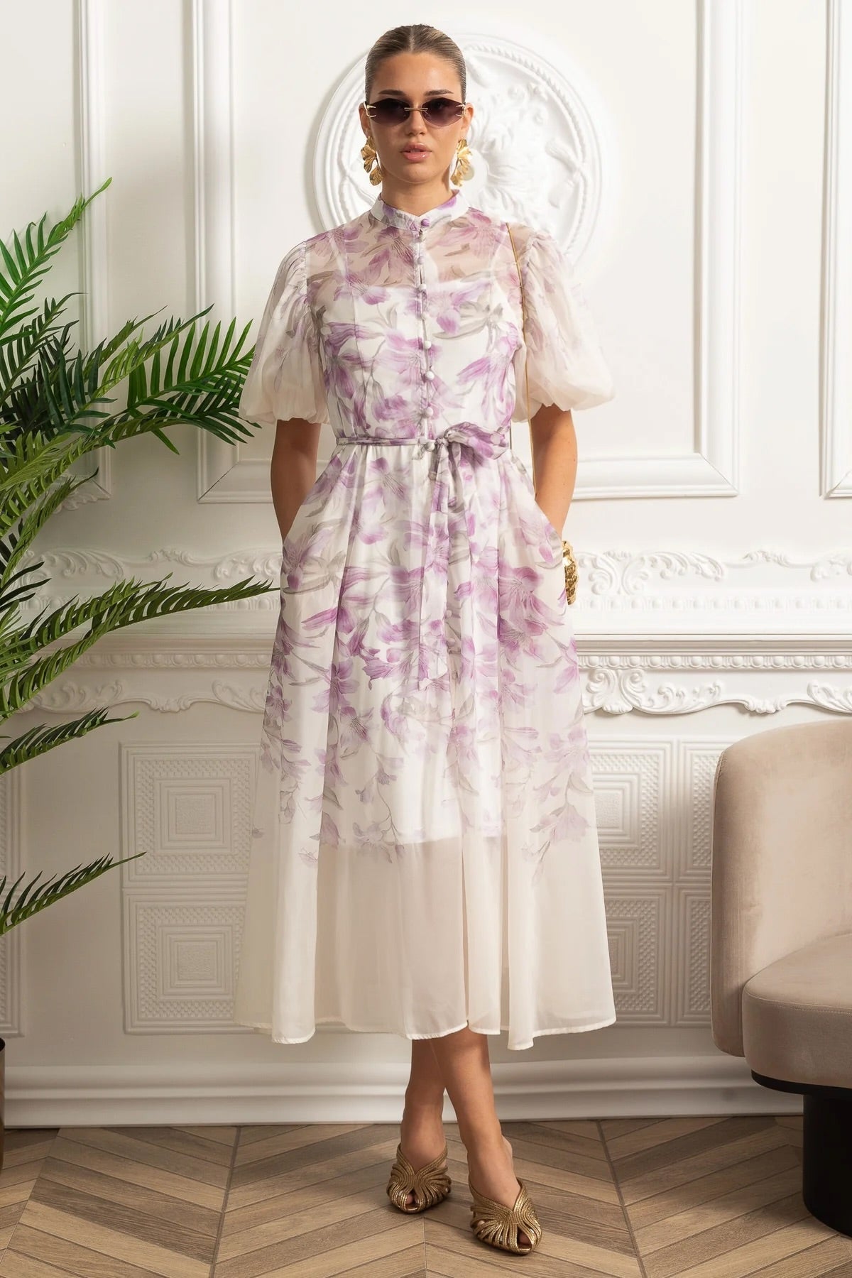 Branca | Vestido Midi em Seda Sheer com Motivo Botânico e Cinto Laço — Branco/Púrpura