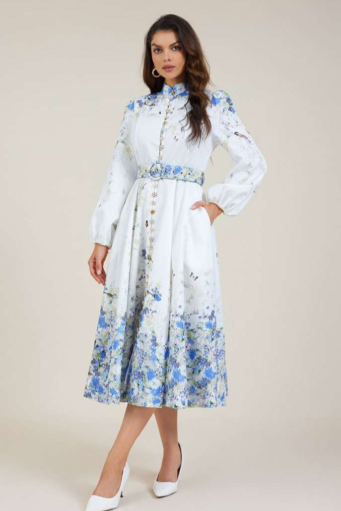 Vestido Amélia – Elegância Intemporal em Azul Floral com Gola Alta