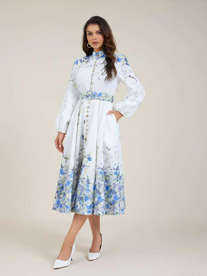 Vestido Amélia – Elegância Intemporal em Azul Floral com Gola Alta