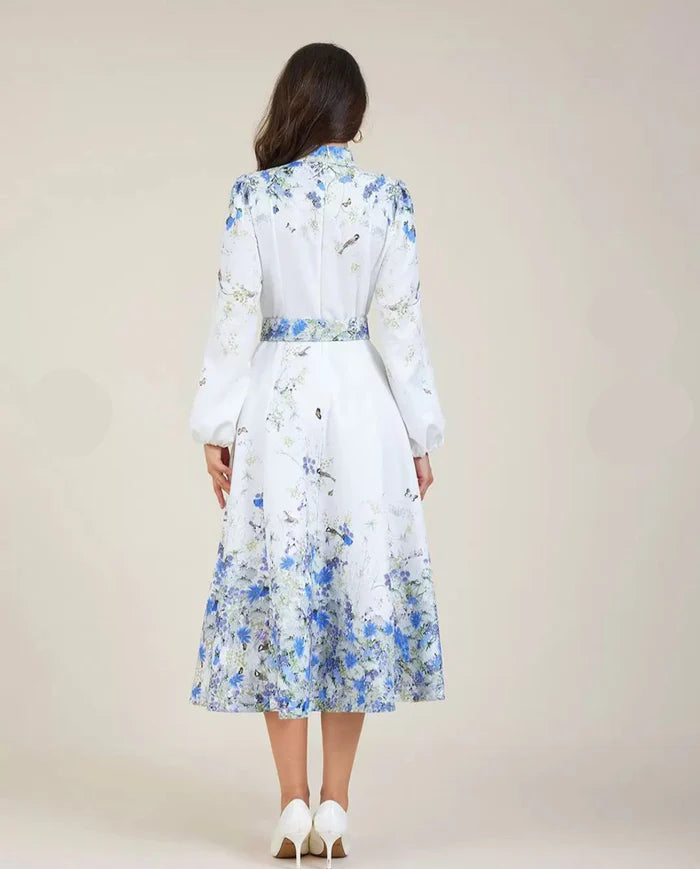 Vestido Amélia – Elegância Intemporal em Azul Floral com Gola Alta