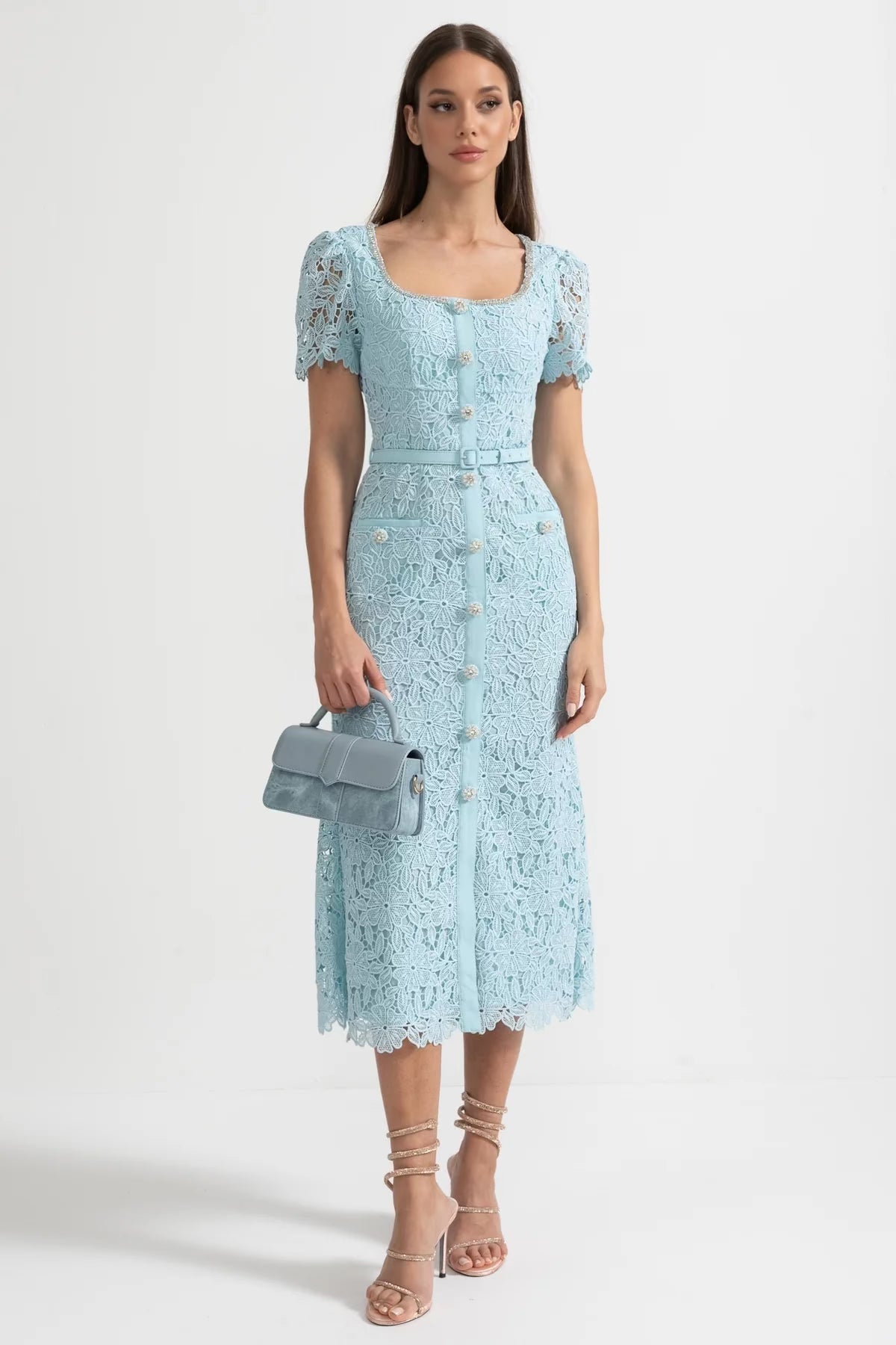Beatriz | Vestido Midi de Renda Azure com Botões Frontais — Azul Bebé