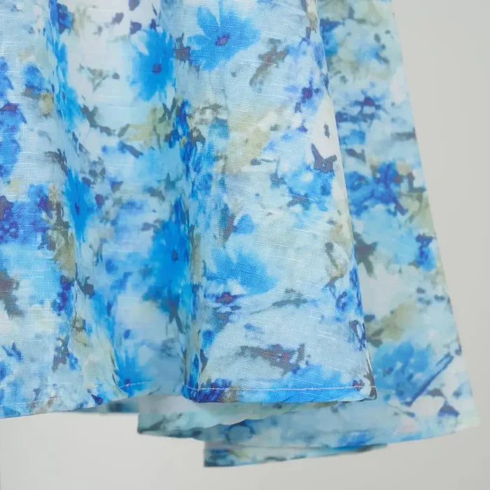 Vestido Amélia – Elegância Intemporal em Azul Floral com Gola Alta