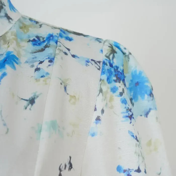 Vestido Amélia – Elegância Intemporal em Azul Floral com Gola Alta
