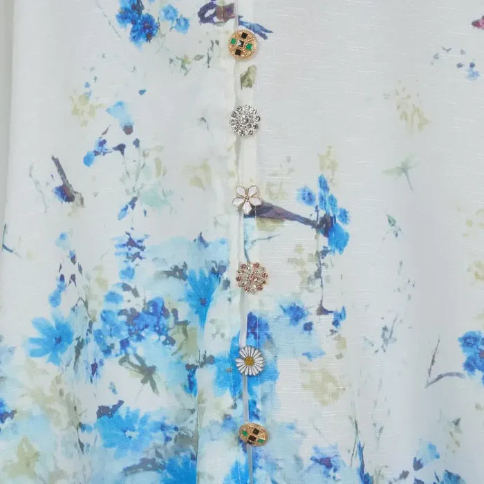 Vestido Amélia – Elegância Intemporal em Azul Floral com Gola Alta