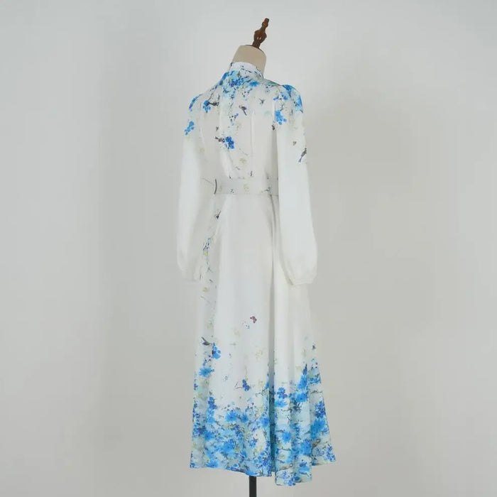 Vestido Amélia – Elegância Intemporal em Azul Floral com Gola Alta