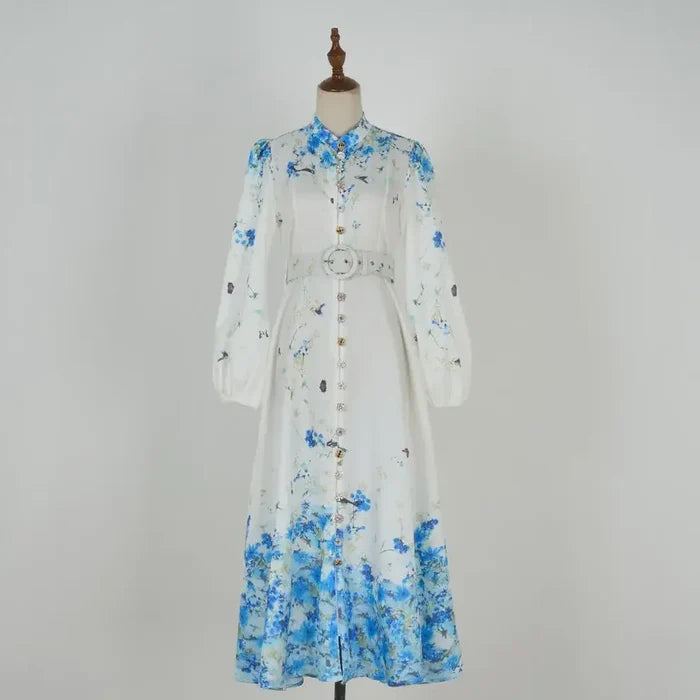 Vestido Amélia – Elegância Intemporal em Azul Floral com Gola Alta
