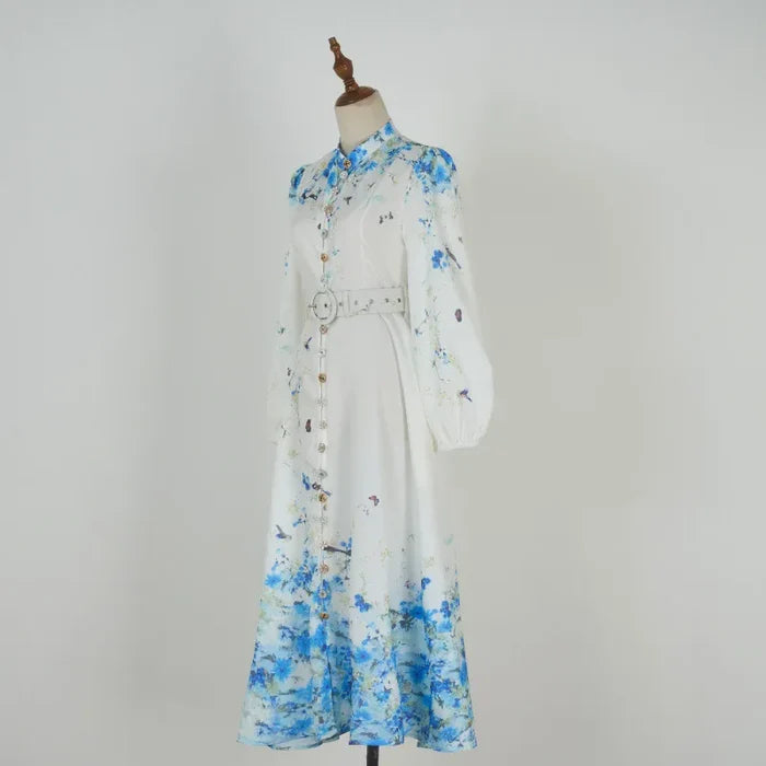 Vestido Amélia – Elegância Intemporal em Azul Floral com Gola Alta