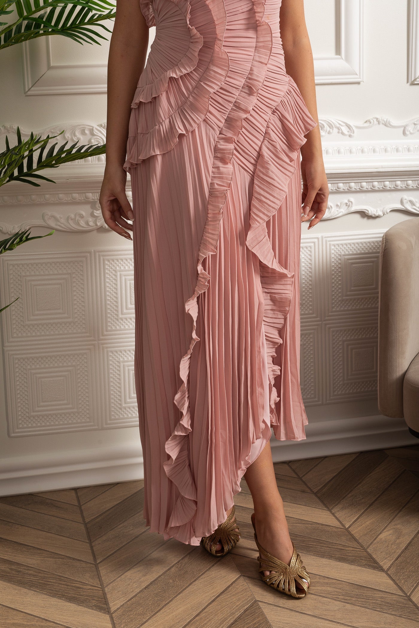 Filipa | Vestido Midi Plissado Halter com Babados em Cascata — Rosa