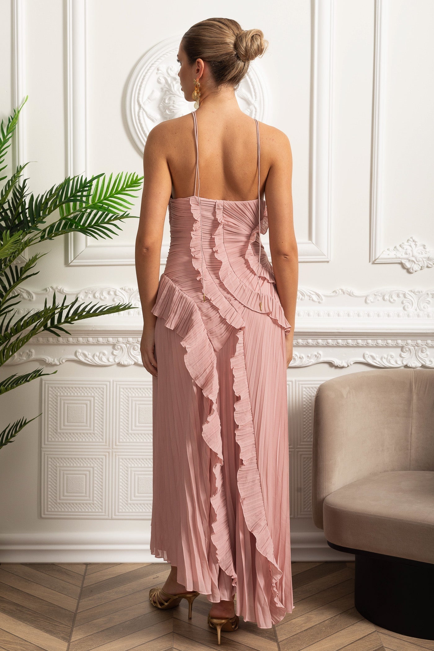 Filipa | Vestido Midi Plissado Halter com Babados em Cascata — Rosa