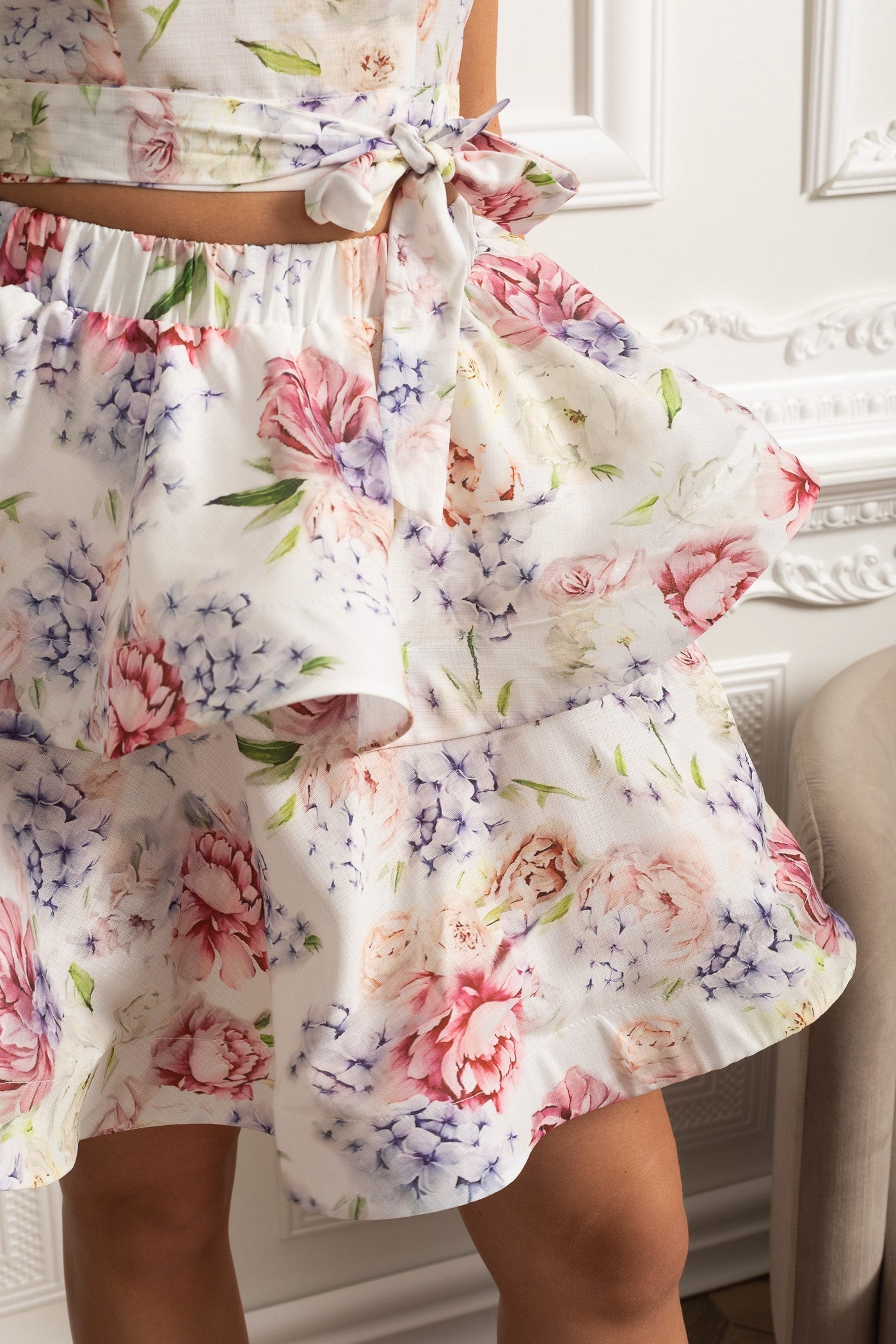 Joana | Conjunto Crop Top Halter Floral com Saia Mini de Babados — Branco/Rosa