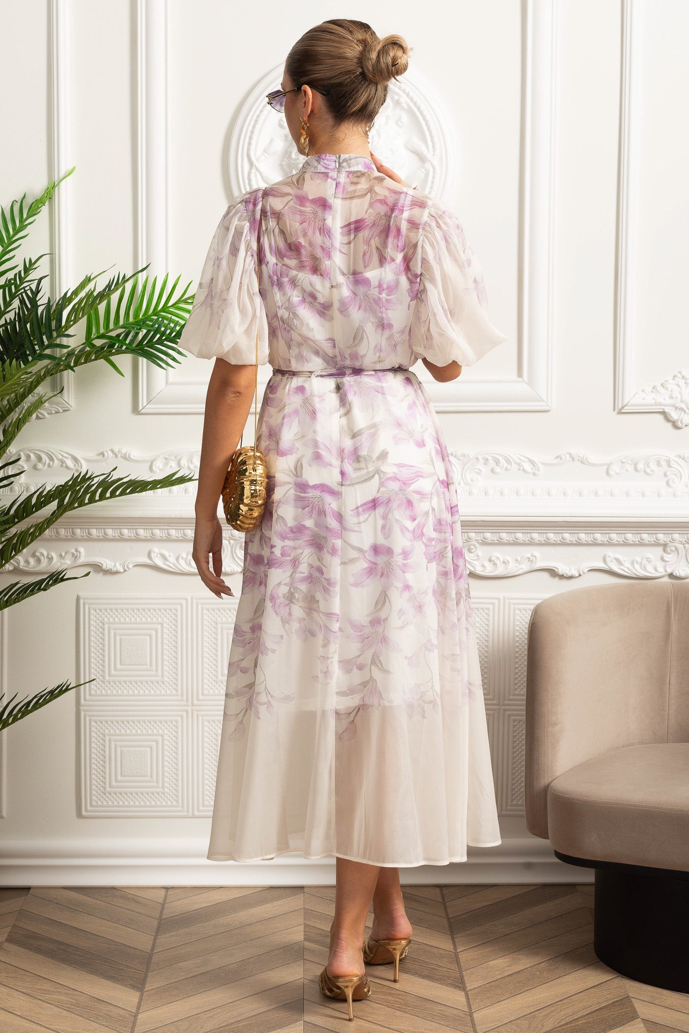 Branca | Vestido Midi em Seda Sheer com Motivo Botânico e Cinto Laço — Branco/Púrpura