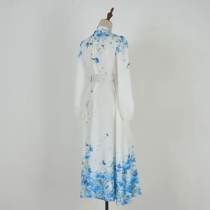 Vestido Amélia – Elegância Intemporal em Azul Floral com Gola Alta