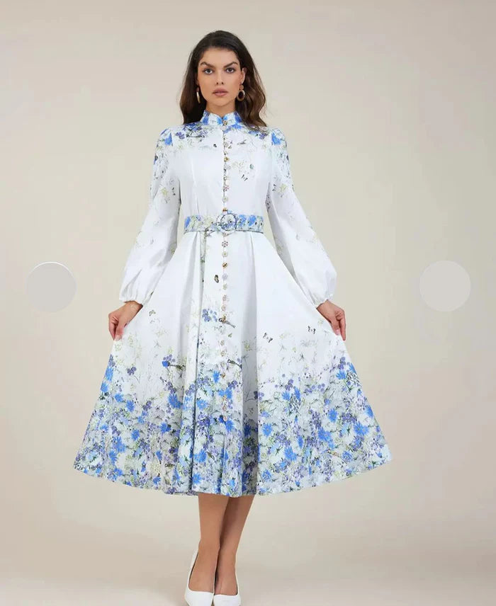 Vestido Amélia – Elegância Intemporal em Azul Floral com Gola Alta