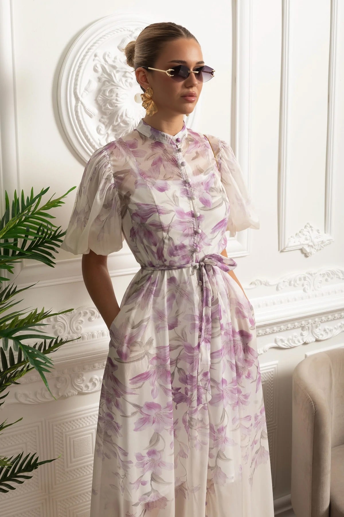 Branca | Vestido Midi em Seda Sheer com Motivo Botânico e Cinto Laço — Branco/Púrpura