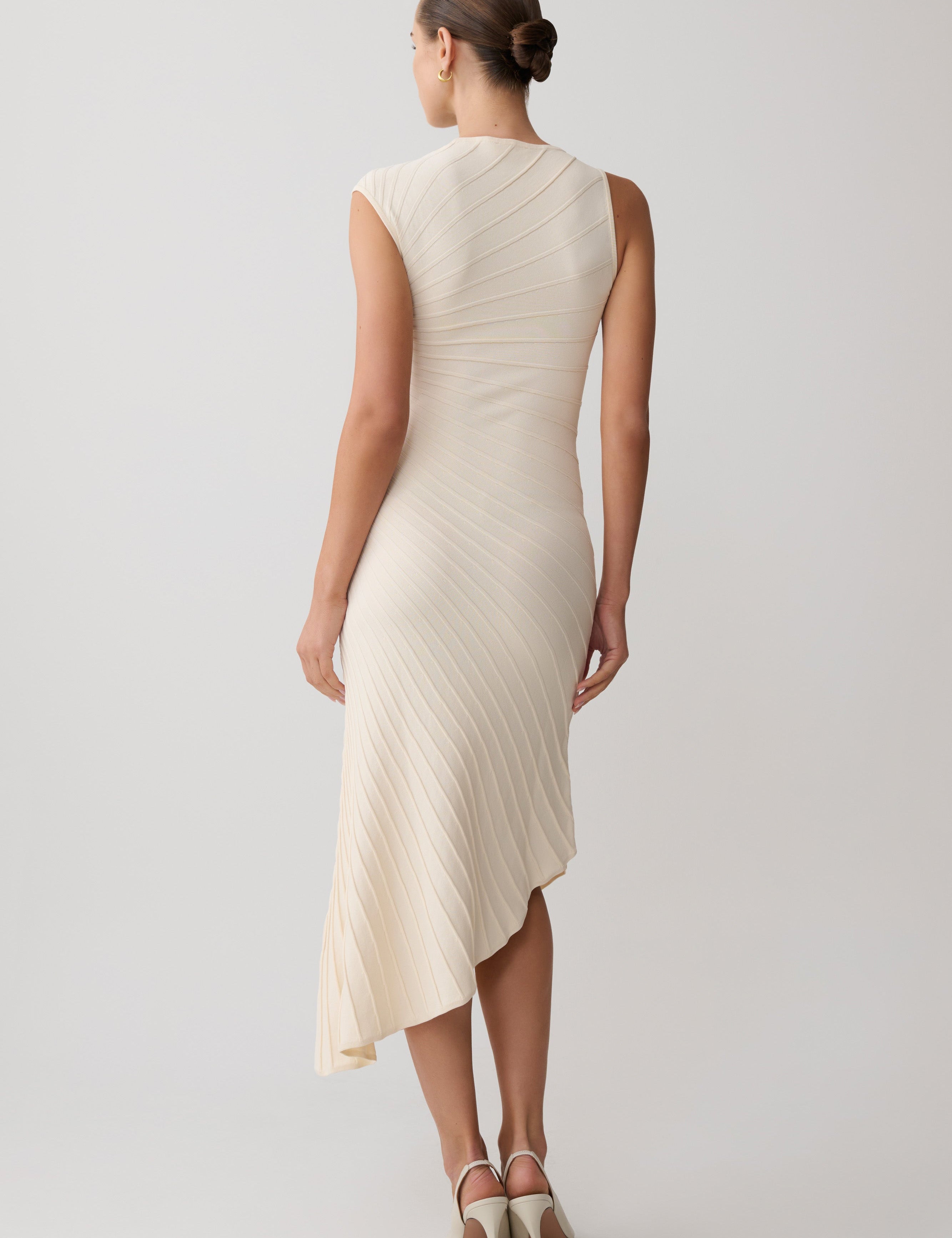 Vestido Mariana — Éloren Lisboa · Detalhe da textura plissada