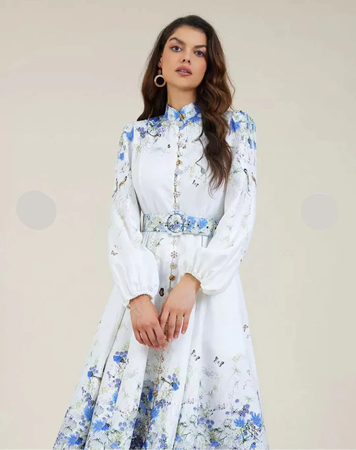 Vestido Amélia – Elegância Intemporal em Azul Floral com Gola Alta