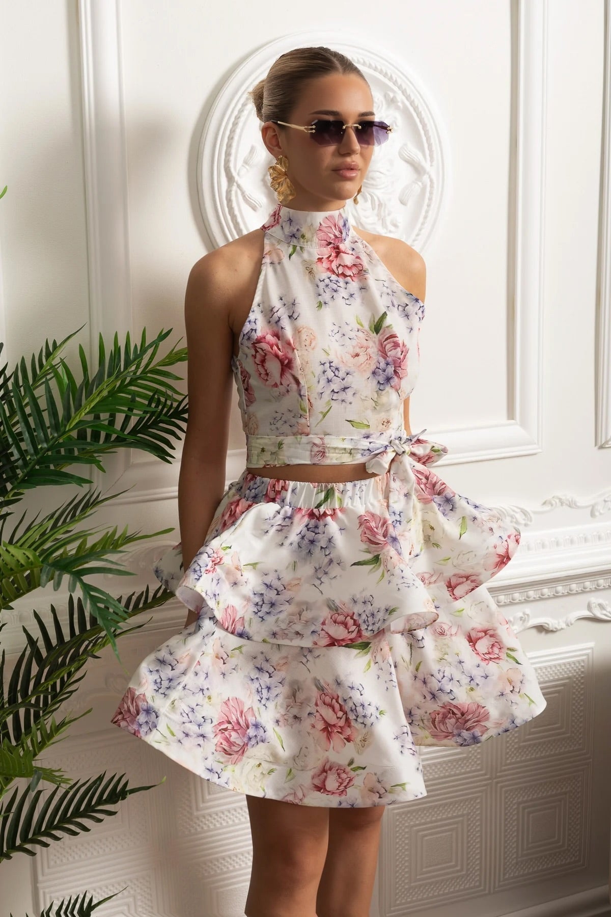 Joana | Conjunto Crop Top Halter Floral com Saia Mini de Babados — Branco/Rosa