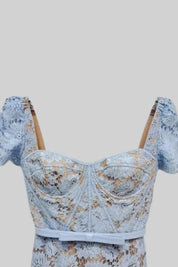 Constança | Vestido de Renda com Cinto a Condizer — Azul Claro