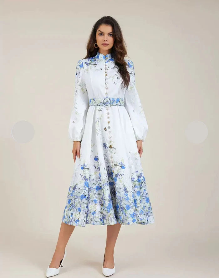 Vestido Amélia – Elegância Intemporal em Azul Floral com Gola Alta