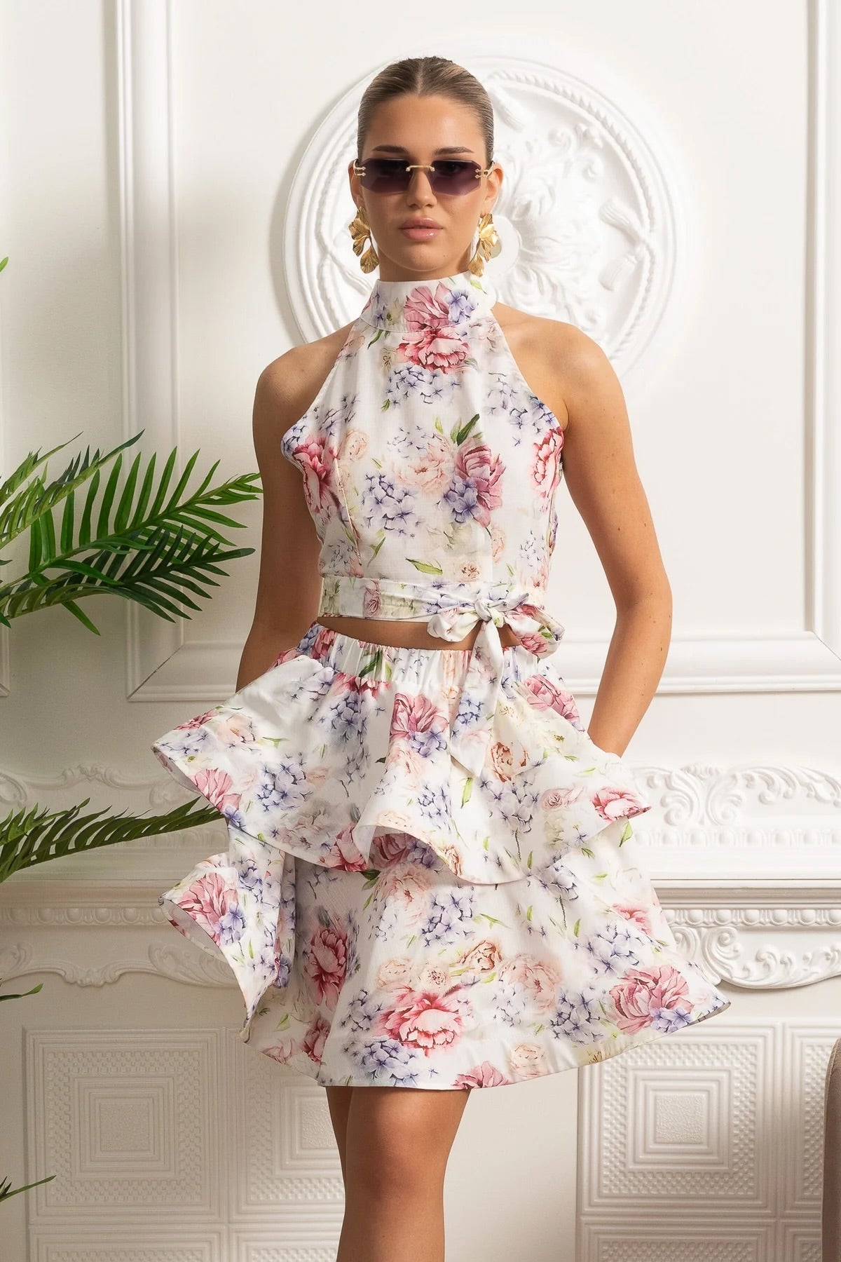 Joana | Conjunto Crop Top Halter Floral com Saia Mini de Babados — Branco/Rosa