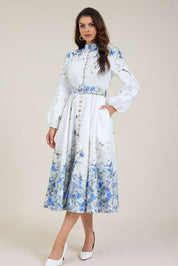 Vestido Amélia – Elegância Intemporal em Azul Floral com Gola Alta