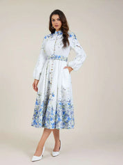 Vestido Amélia – Elegância Intemporal em Azul Floral com Gola Alta