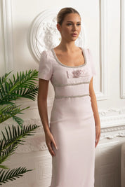 Teresa | Vestido Midi com Cinto Bordado e Detalhe em Rosa — Blush