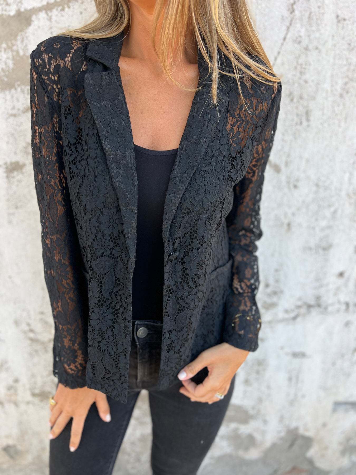 Lena | Blazer de renda transparente com estrutura elegante