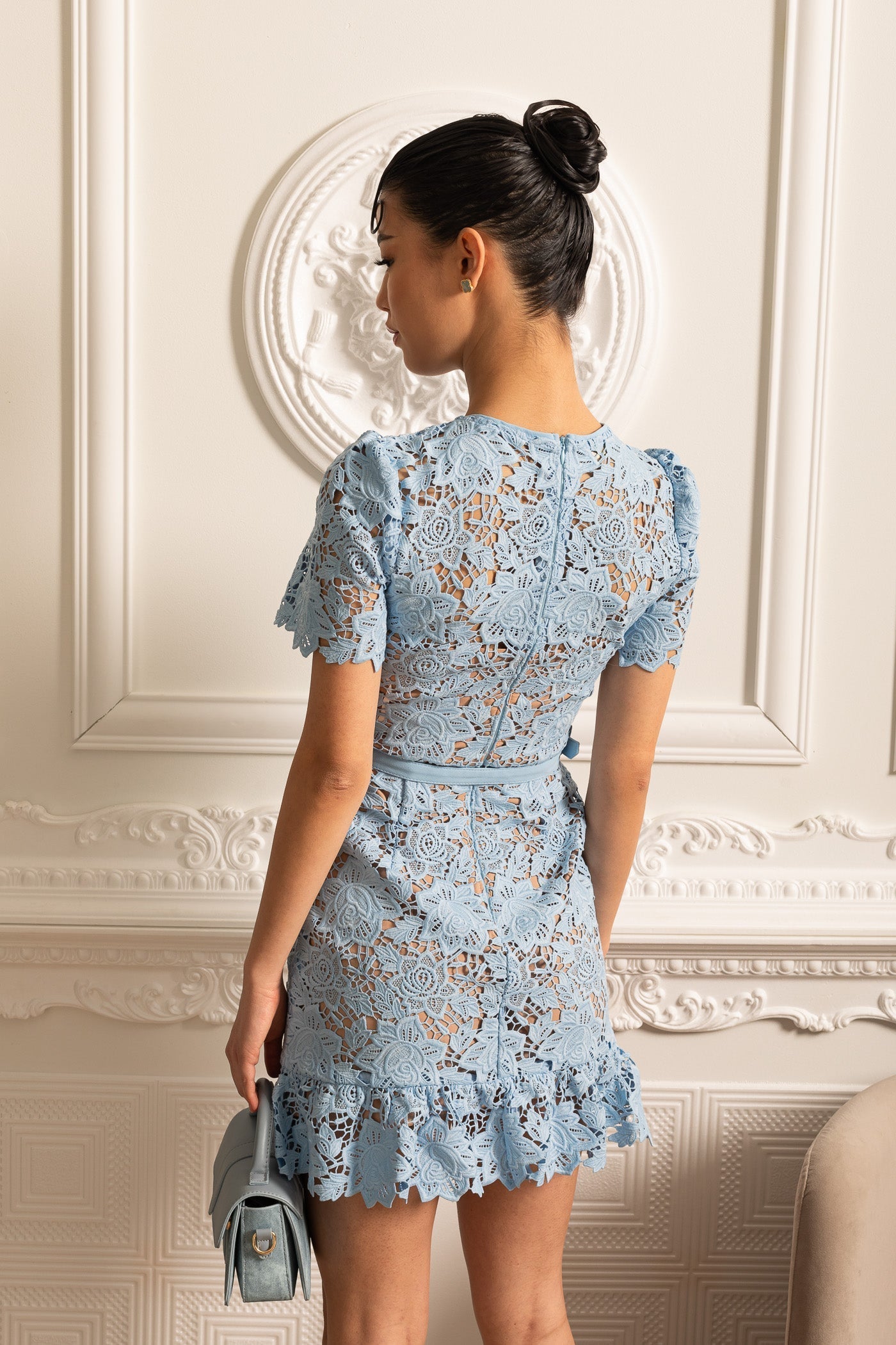Leonor | Vestido Midi Floral Bordado com Mangas Curtas — Azul