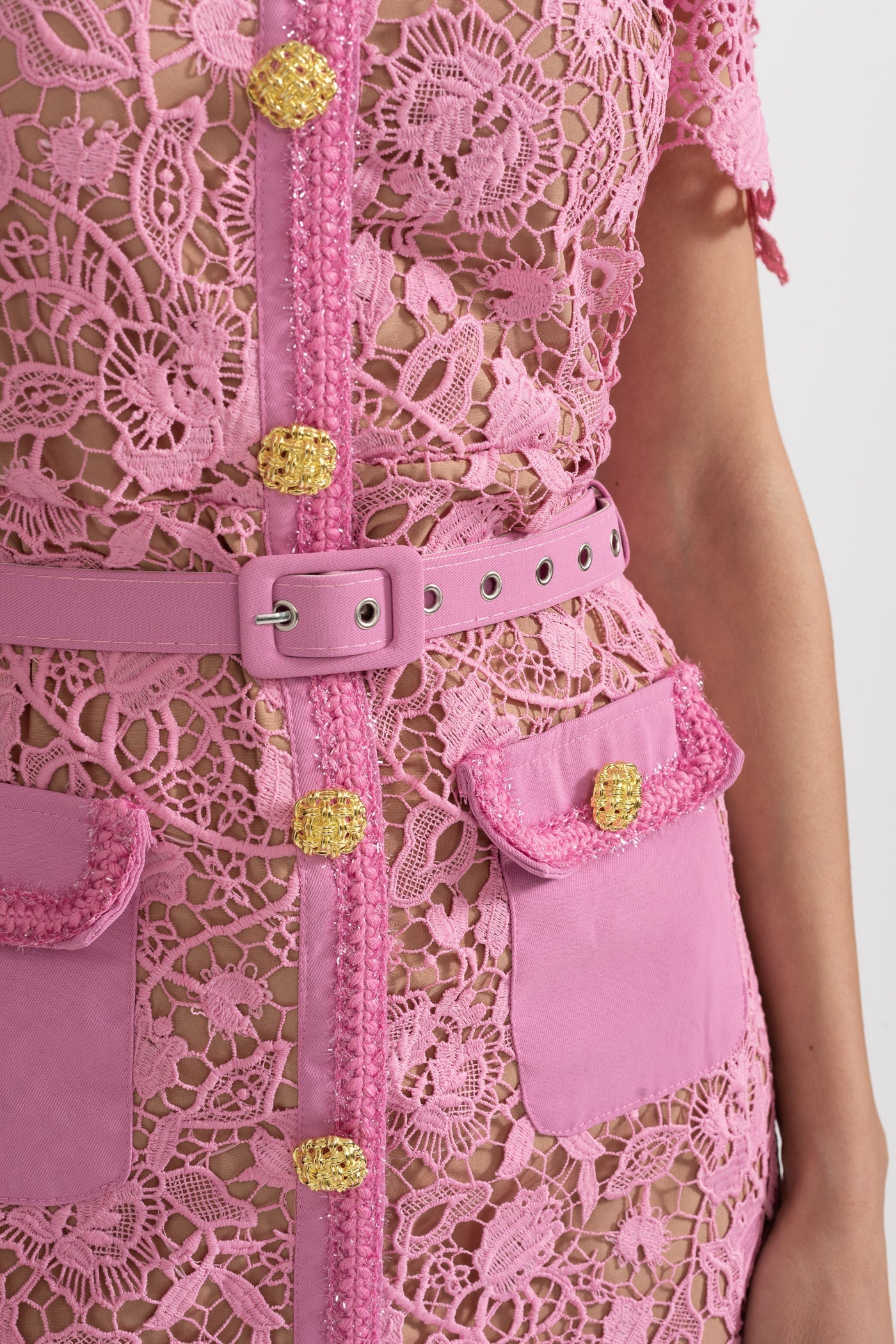 Inês | Vestido Midi de Renda Floral com Cintura Franzida — Rosa