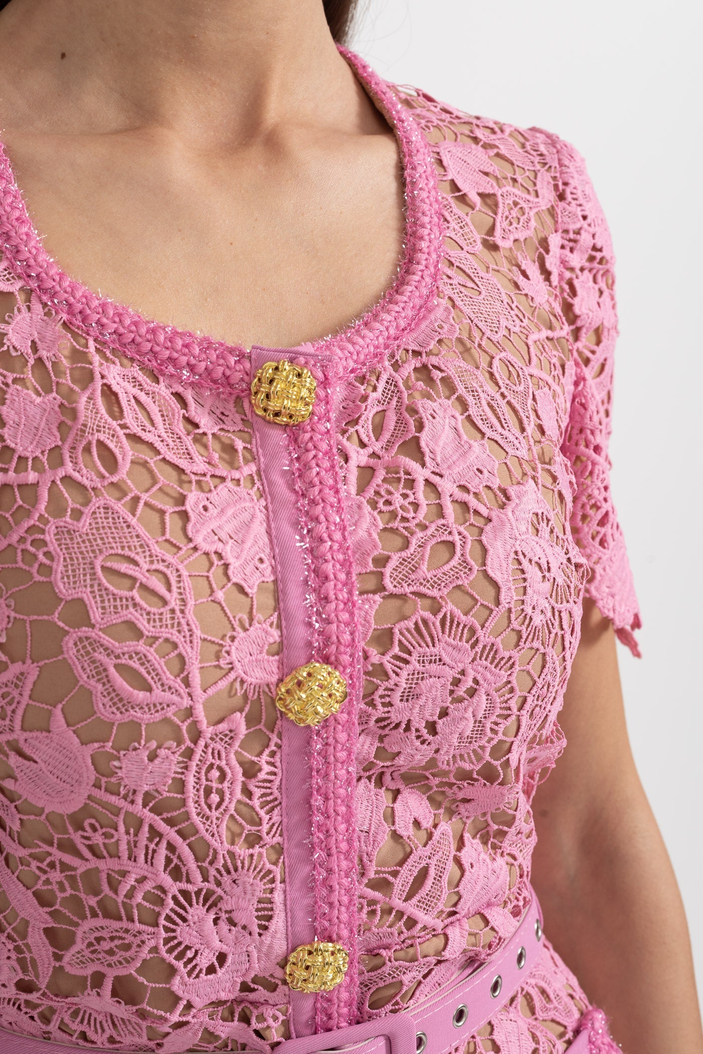Inês | Vestido Midi de Renda Floral com Cintura Franzida — Rosa