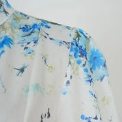 Vestido Amélia – Elegância Intemporal em Azul Floral com Gola Alta