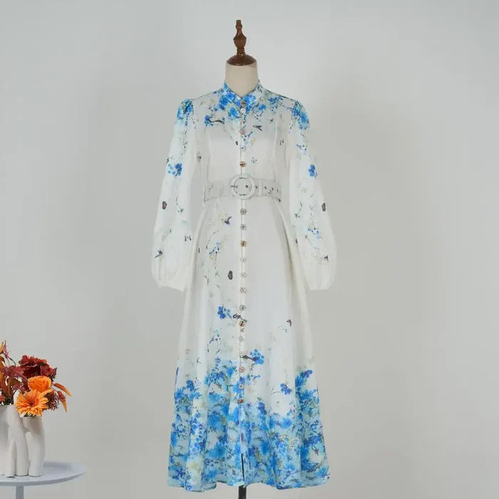 Vestido Amélia – Elegância Intemporal em Azul Floral com Gola Alta