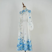 Vestido Amélia – Elegância Intemporal em Azul Floral com Gola Alta