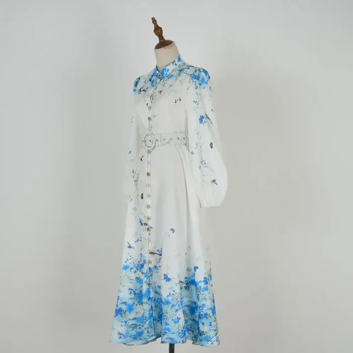 Vestido Amélia – Elegância Intemporal em Azul Floral com Gola Alta