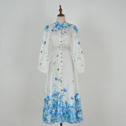 Vestido Amélia – Elegância Intemporal em Azul Floral com Gola Alta