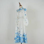 Vestido Amélia – Elegância Intemporal em Azul Floral com Gola Alta