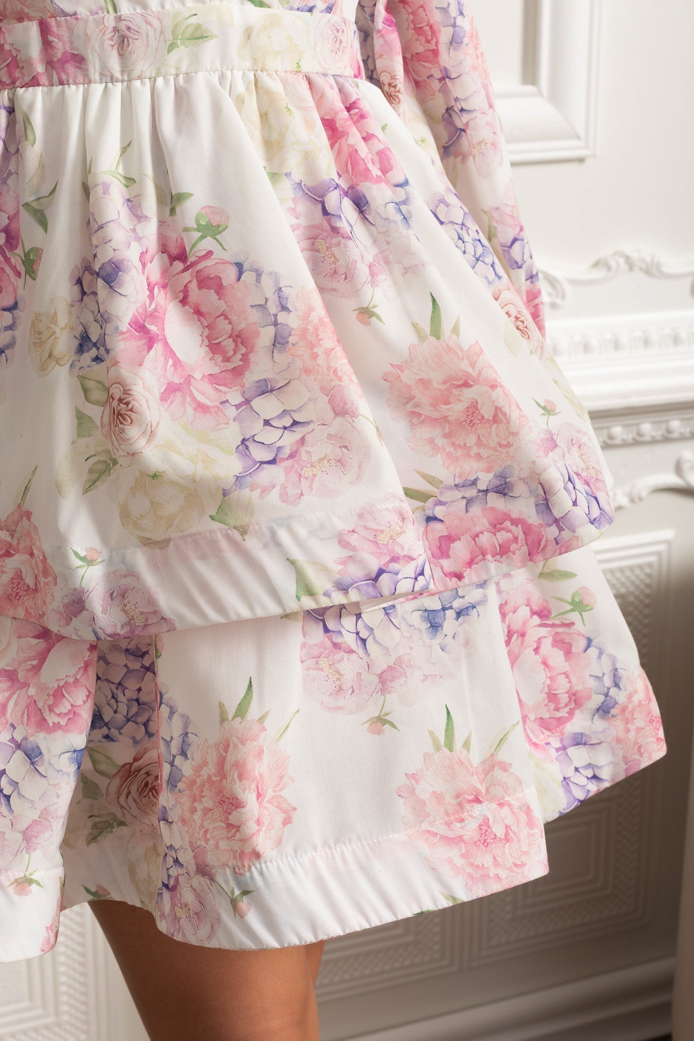 Margarida | Vestido Mini Floral Romântico com Mangas Volumosas — Branco/Rosa