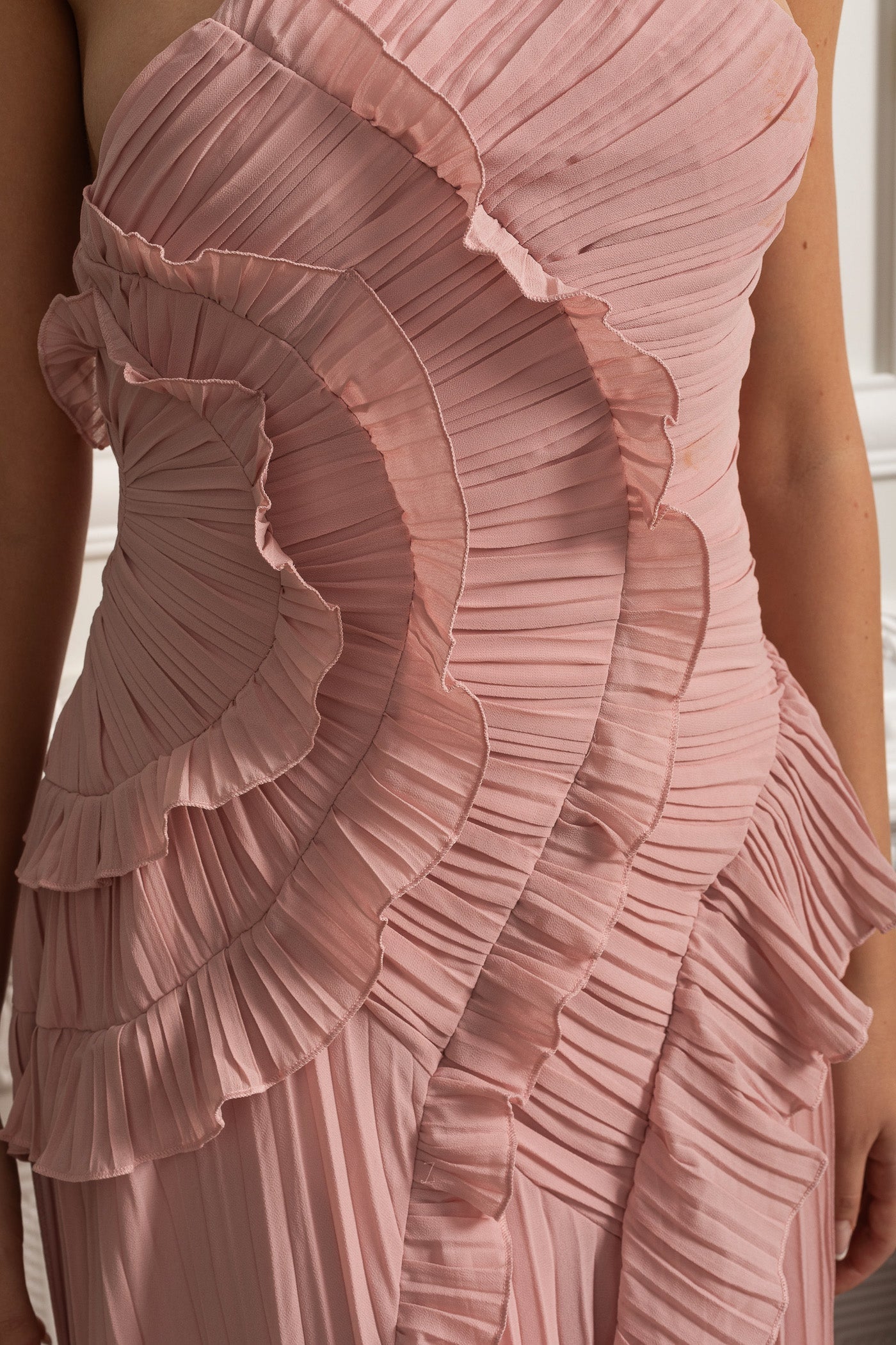 Filipa | Vestido Midi Plissado Halter com Babados em Cascata — Rosa