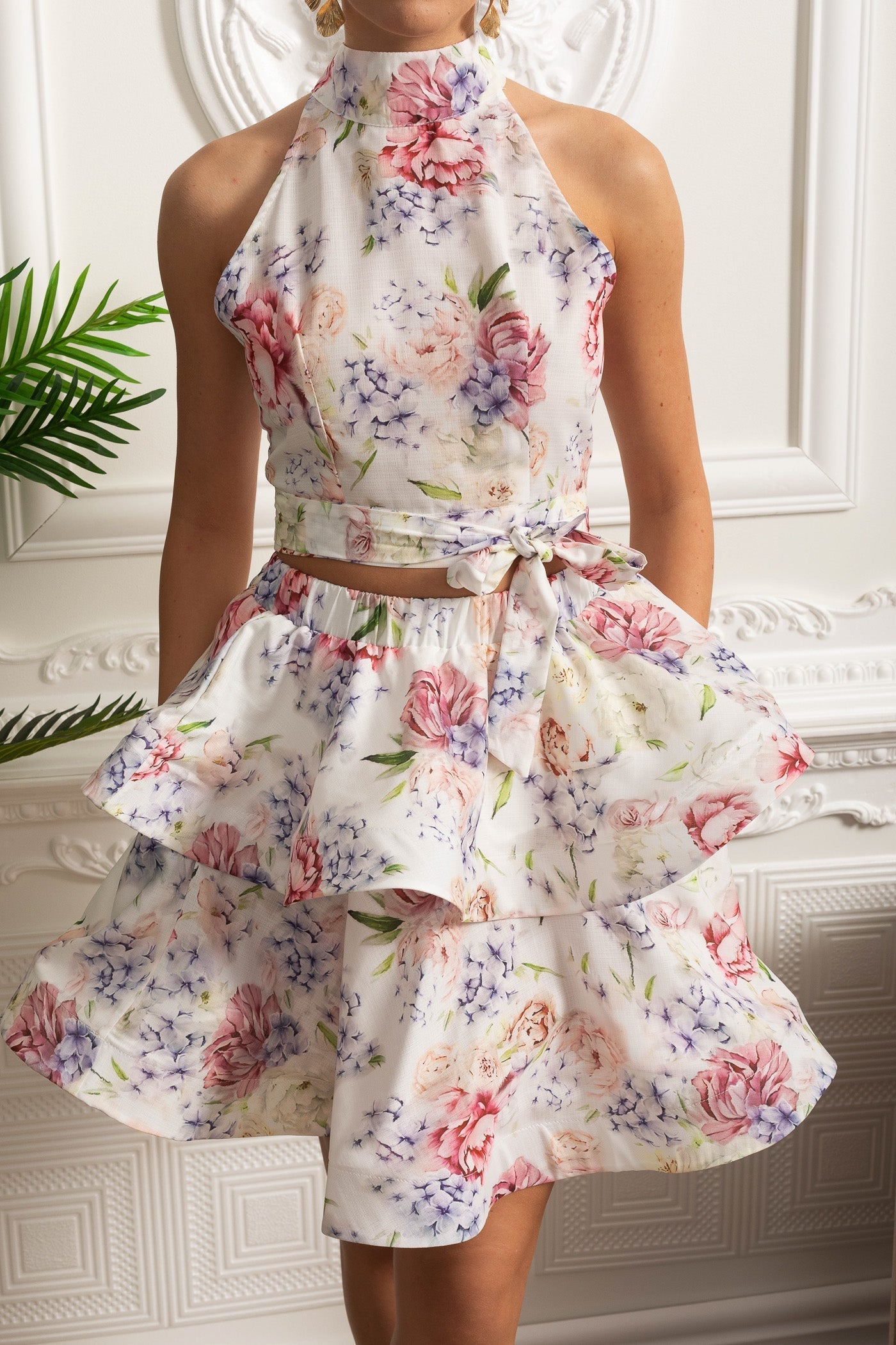 Joana | Conjunto Crop Top Halter Floral com Saia Mini de Babados — Branco/Rosa
