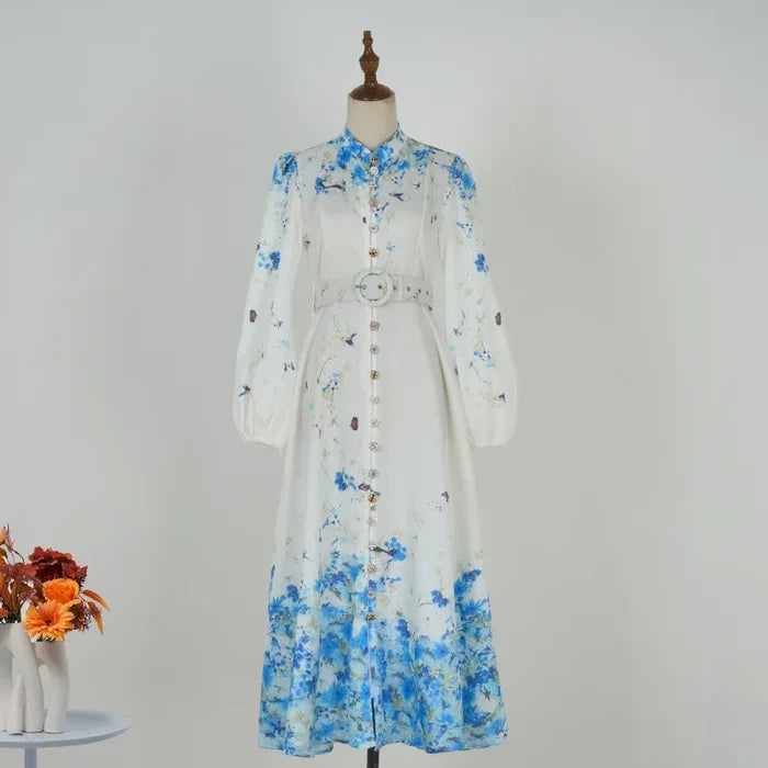 Vestido Amélia – Elegância Intemporal em Azul Floral com Gola Alta