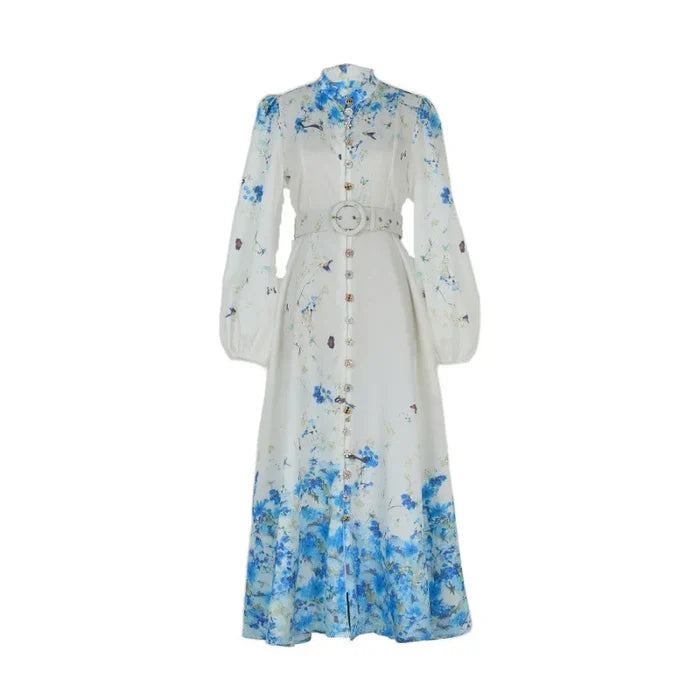 Vestido Amélia – Elegância Intemporal em Azul Floral com Gola Alta
