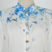 Vestido Amélia – Elegância Intemporal em Azul Floral com Gola Alta