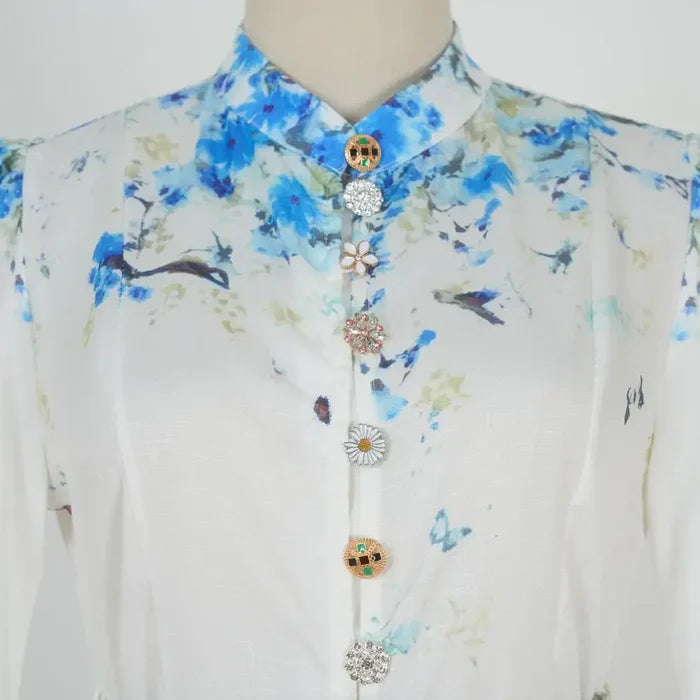 Vestido Amélia – Elegância Intemporal em Azul Floral com Gola Alta