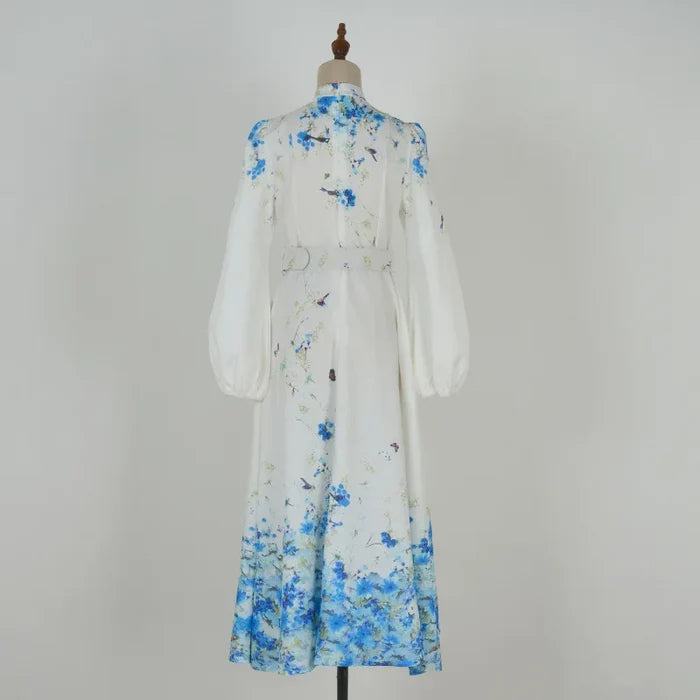 Vestido Amélia – Elegância Intemporal em Azul Floral com Gola Alta