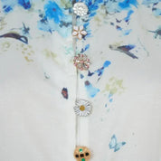 Vestido Amélia – Elegância Intemporal em Azul Floral com Gola Alta