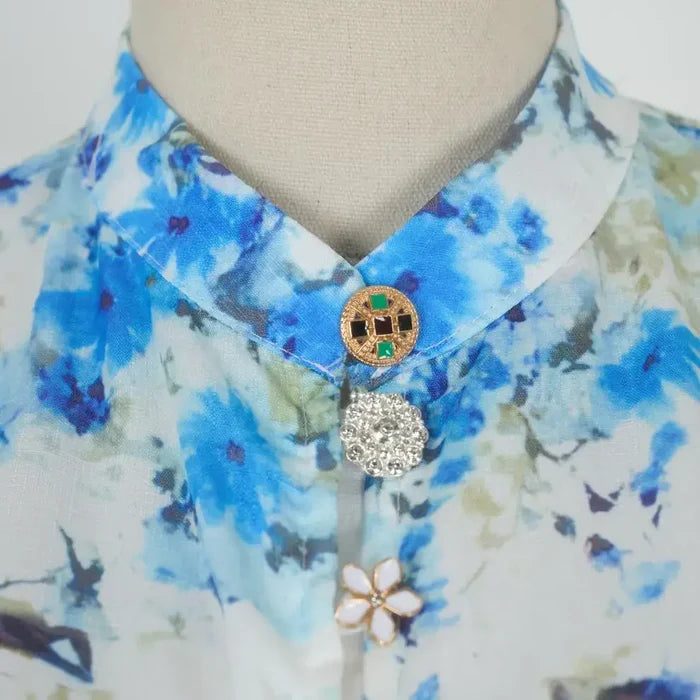 Vestido Amélia – Elegância Intemporal em Azul Floral com Gola Alta