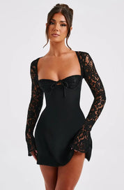 Flora - Vestido curto com detalhes em renda