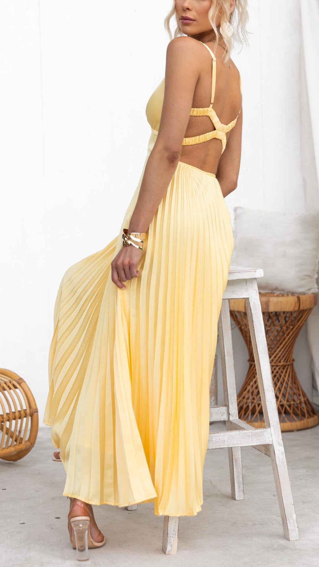 Aby |  Vestido longo amarelo plissado com decote em V
